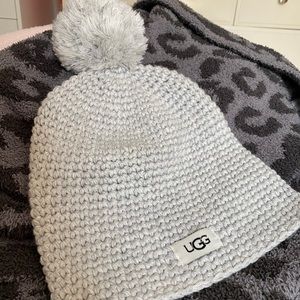 UGG beanie with pom